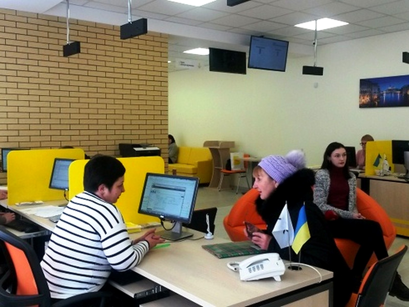 Service operators assisting visitors at the workstations