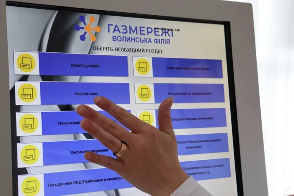 Queue display and customer service at Gazmerezhi
