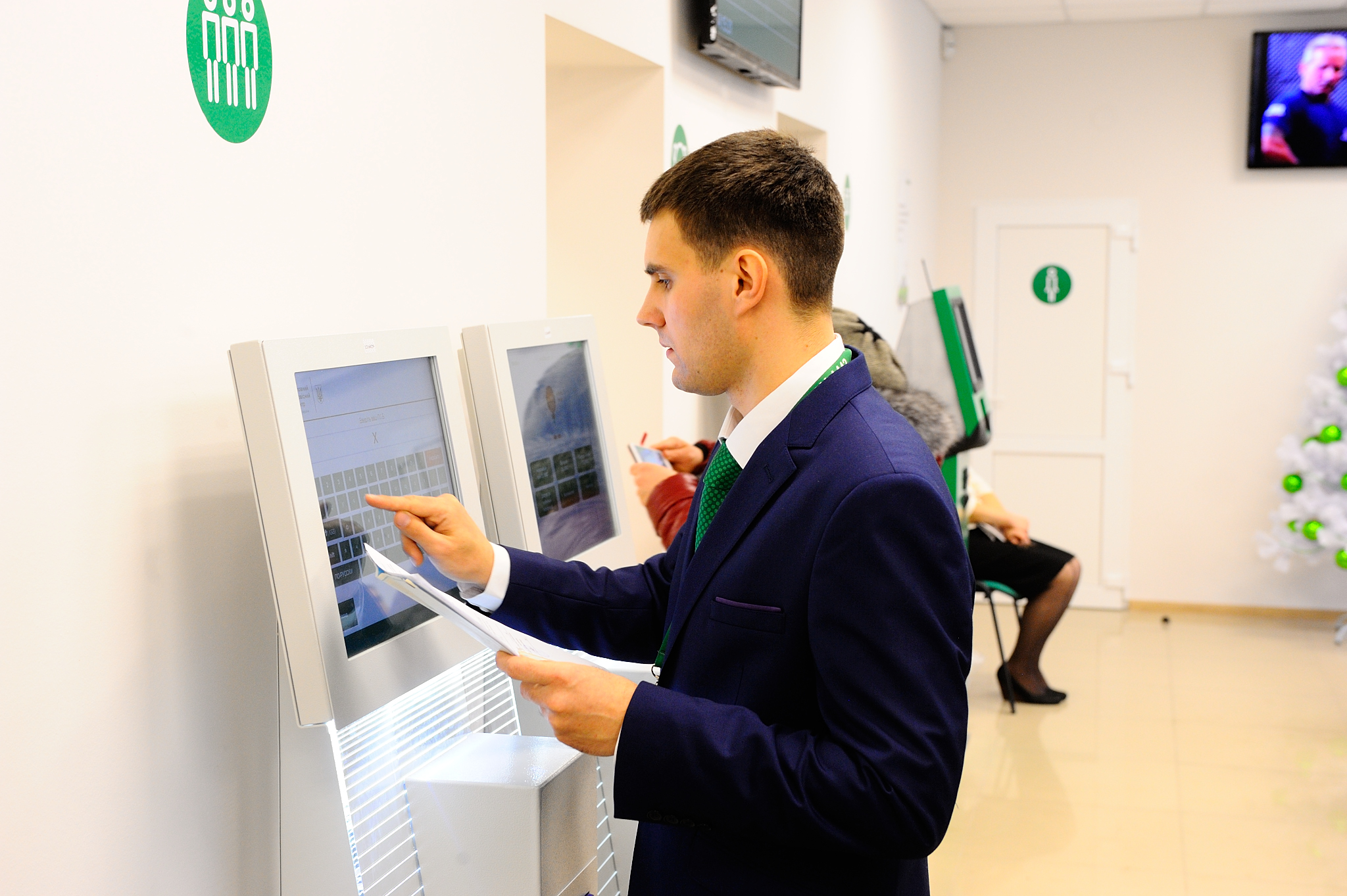 Operator assisting a visitor at the registration kiosk