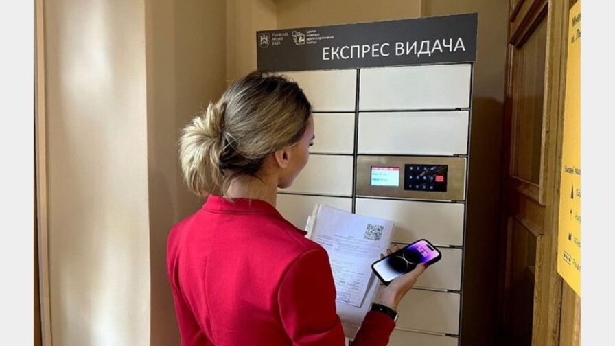 Citizen receiving documents from the QSolutions POST electronic locker at the Lviv CNAP on Rynok Square 1
