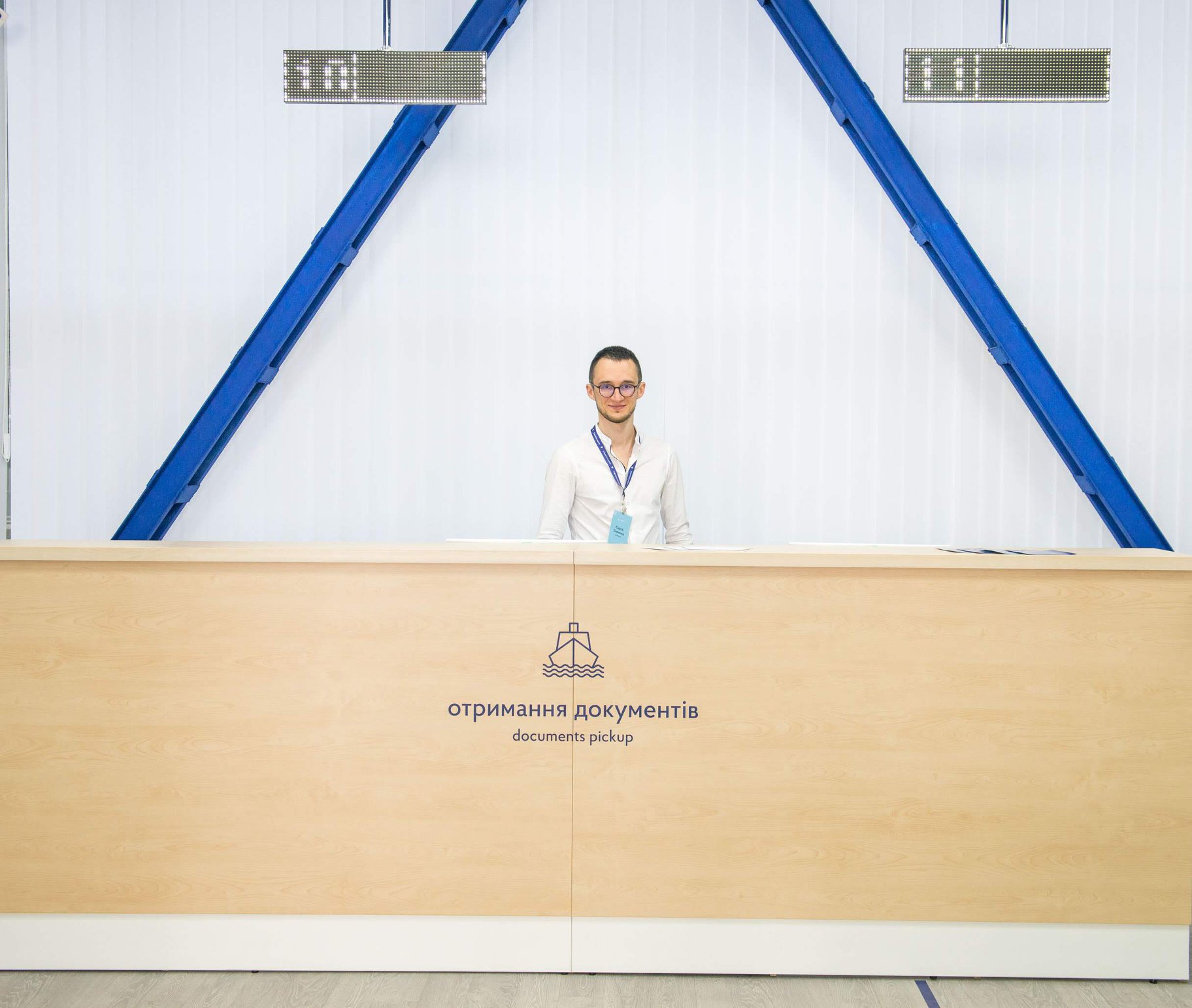 Morrichservice documents pickup desk with LED counter indicators
