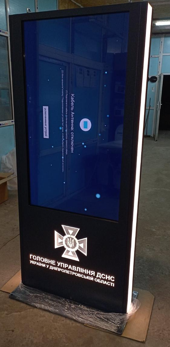 QS55 55-inch digital digital digital digital signage and wayfinding kiosk