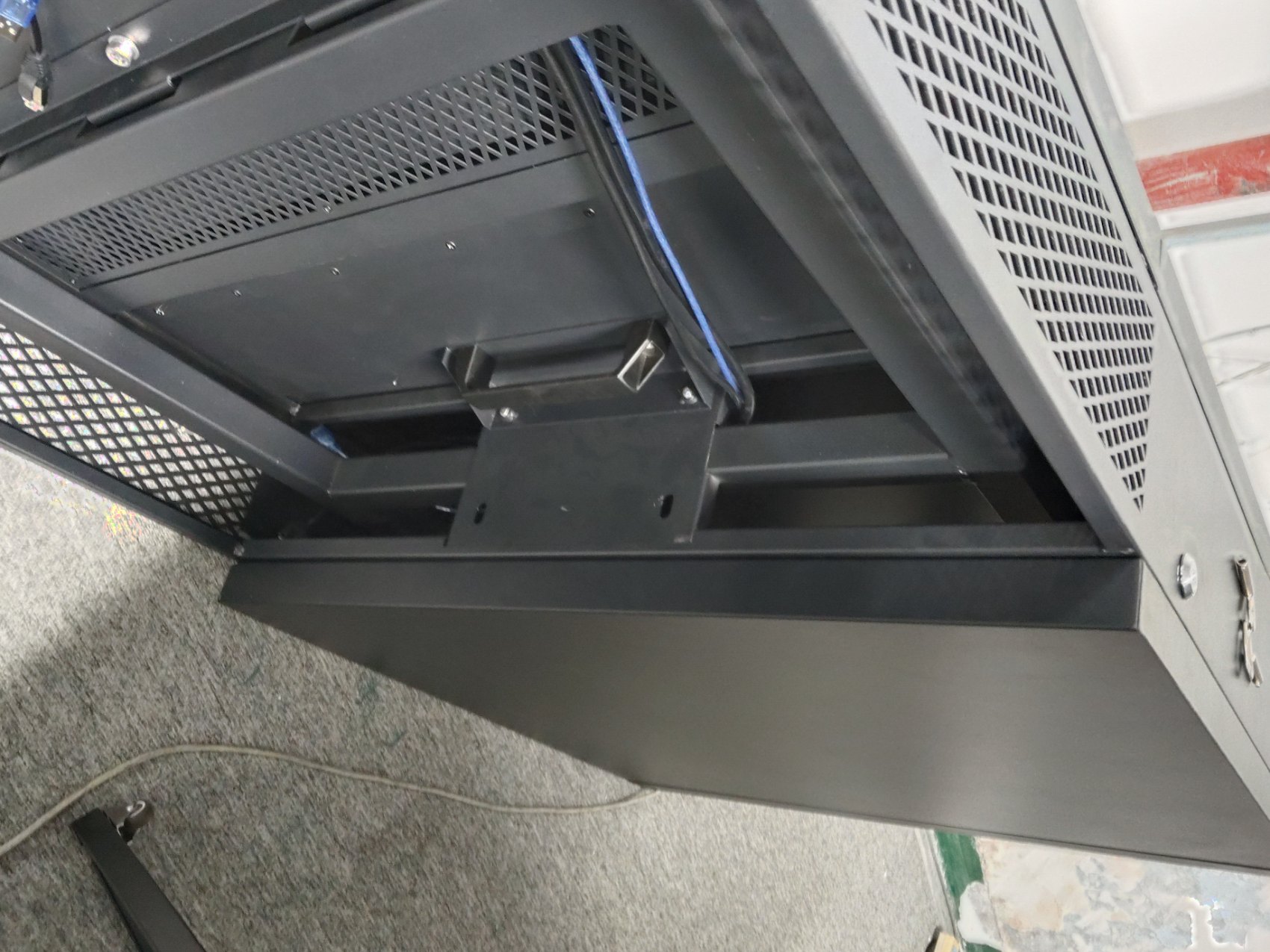 65″ Slim rear access open: VESA mount and lock