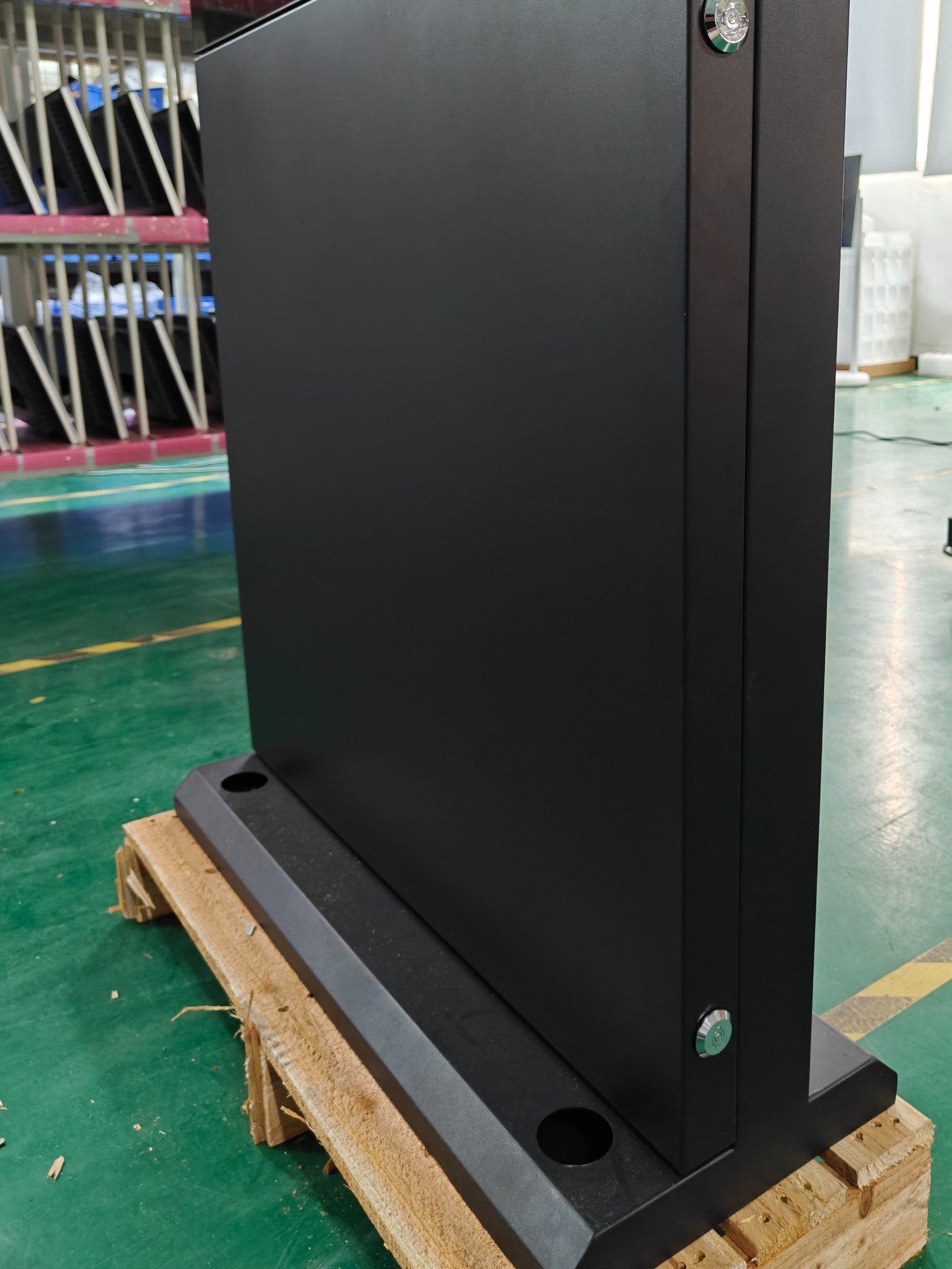 65″ Slim, enclosure from the side: narrow profile and the service-section lock