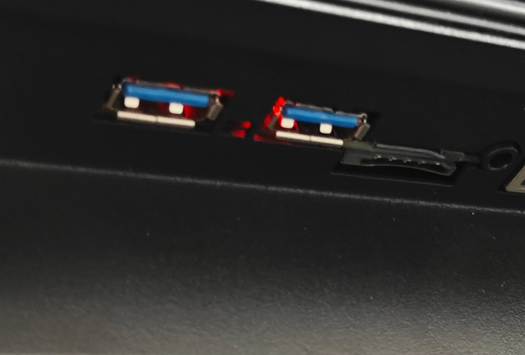 Ports: 2×USB 3.0, RJ45, HDMI, service slot